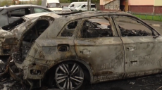Подробиці нічної пожежі на Салтівці: вогонь перетворив авто на смолоскипи (відео)