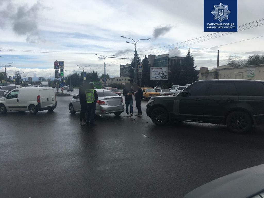 В Харькове произошло тройное ДТП. Виновник аварии скрылся (фото)