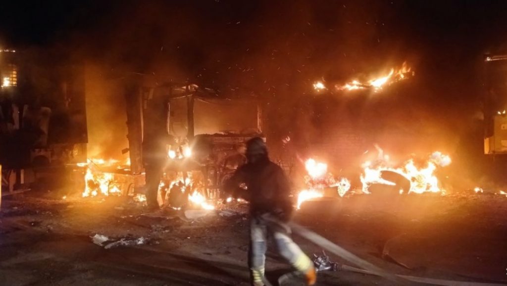 Ночью под Харьковом сгорел грузовик (фоторепортаж)