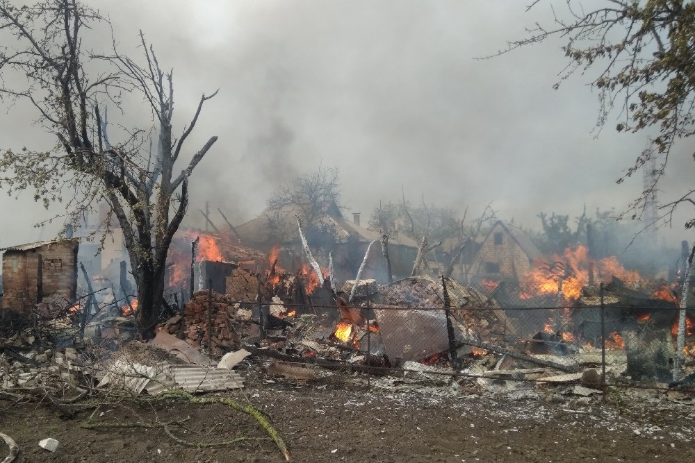 Появилось видео крупного пожара в частном секторе на Харьковщине