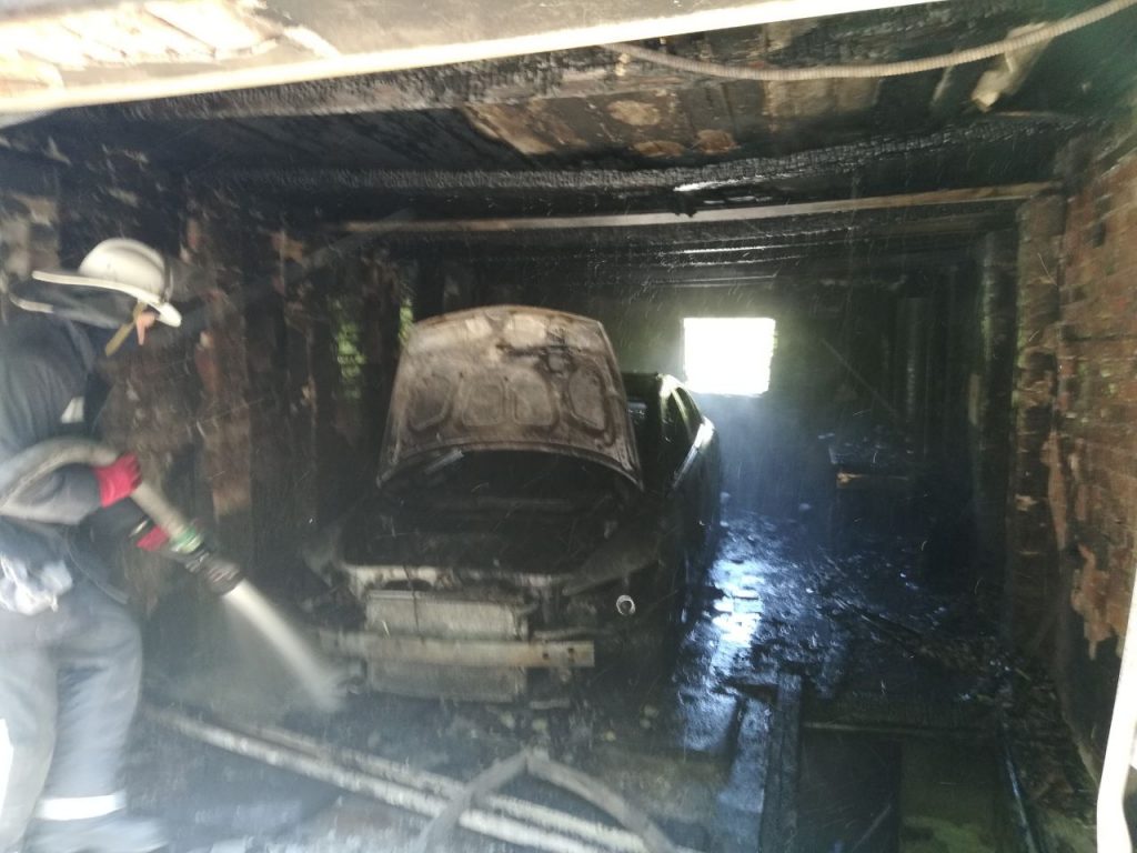 В районе Жилярди сгорел гараж вместе с иномаркой: есть пострадавший (фото)