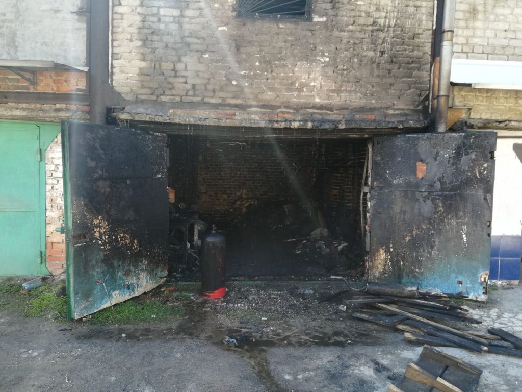 Поджег свой автомобиль и закрылся в гараже: подробности пожара на Старошишковской