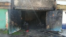 Поджег свой автомобиль и закрылся в гараже: подробности пожара на Старошишковской