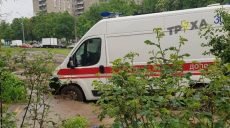 В Харькове застрявшую в грязи «скорую» доставали спасатели (фото)