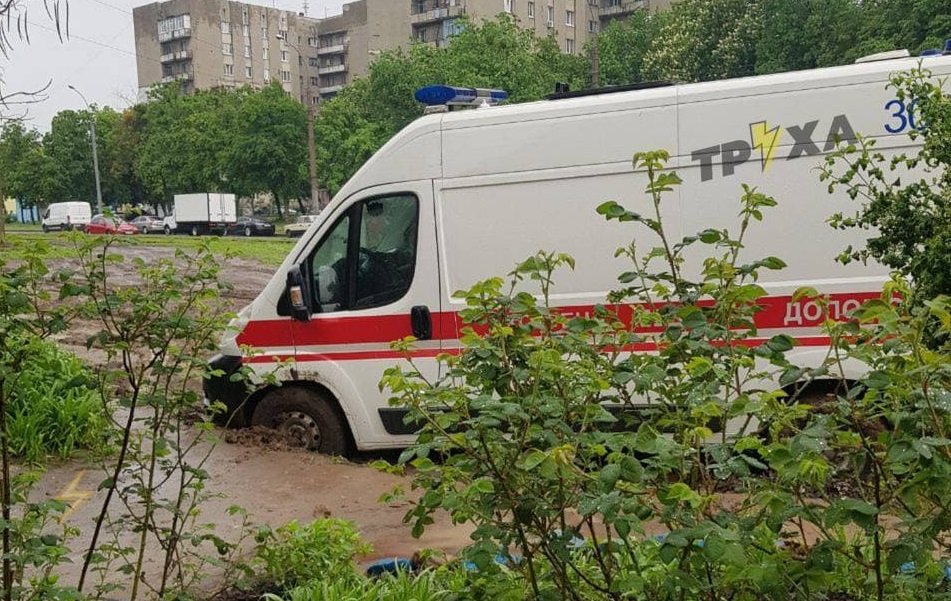 В Харькове застрявшую в грязи «скорую» доставали спасатели (фото)