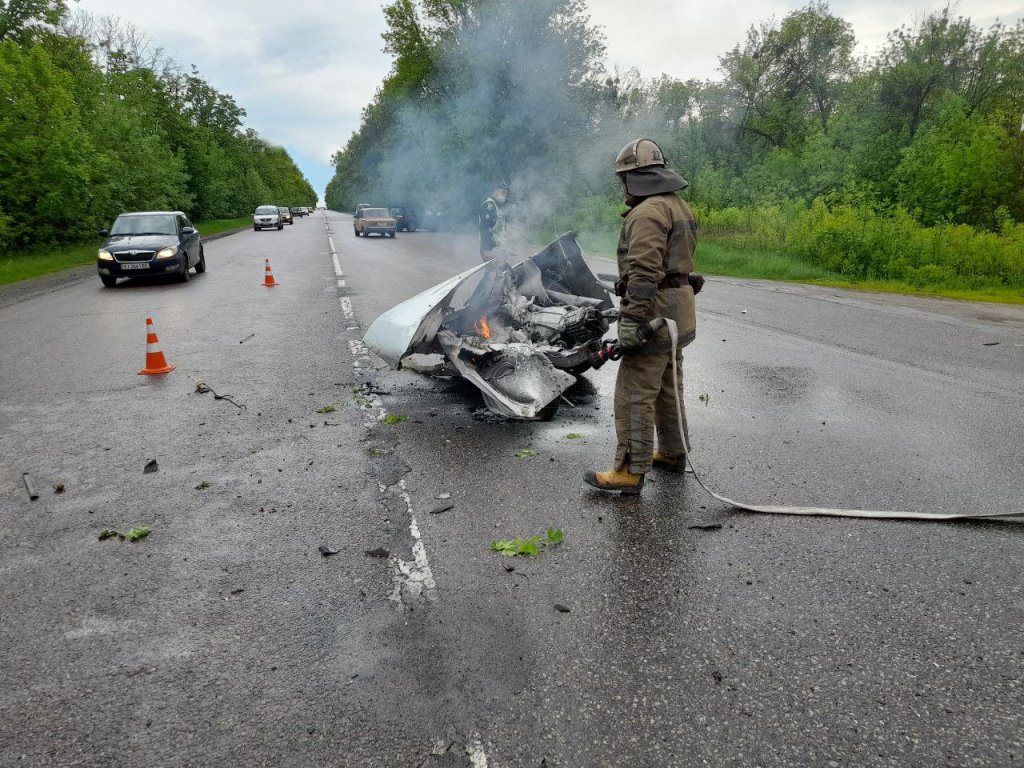 Под Харьковом — лобовое столкновение авто. Один из автомобилей разлетелся на части и загорелся (фоторепортаж, видео)