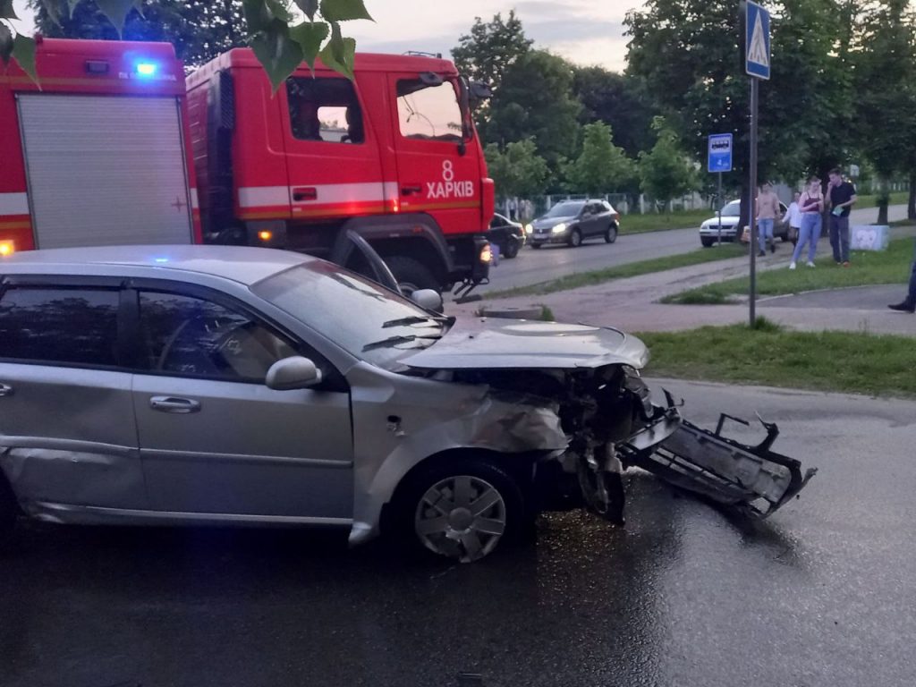 Харьковские спасатели предотвратили возгорание разлившегося топлива (фото)