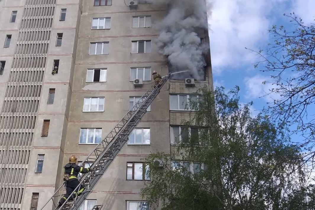 Пожар в 16-этажке Харькова начался из-за короткого замыкания электропроводки (фоторепортаж)