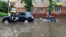 Наводнение в Житомире: горожане катаются по улицам на матрацах и водяных мотоциклах (фото, видео)