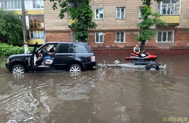 Наводнение в Житомире: горожане катаются по улицам на матрацах и водяных мотоциклах (фото, видео)