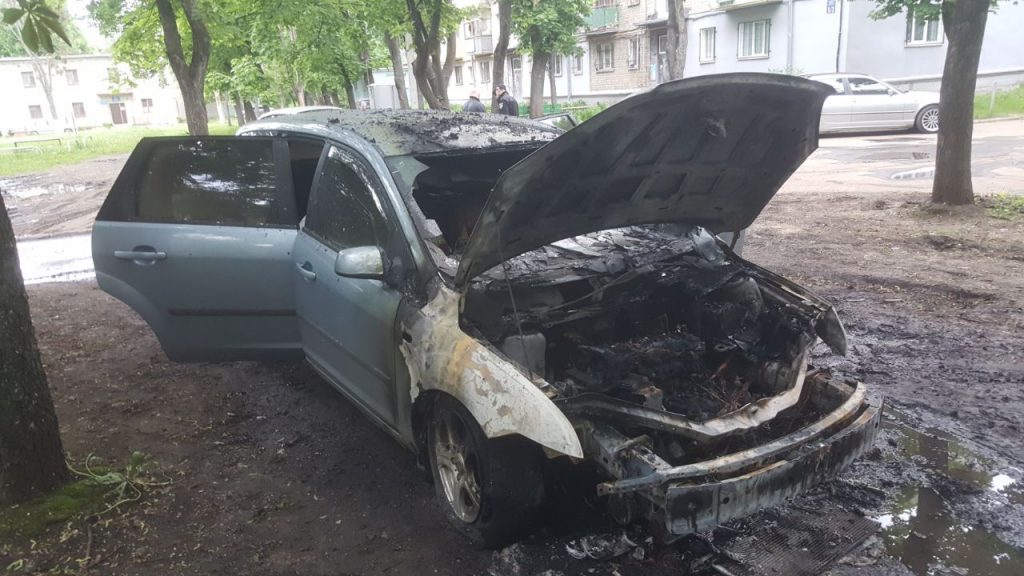 В Харькове ночью сгорел автомобиль, припаркованный возле дома (фото)
