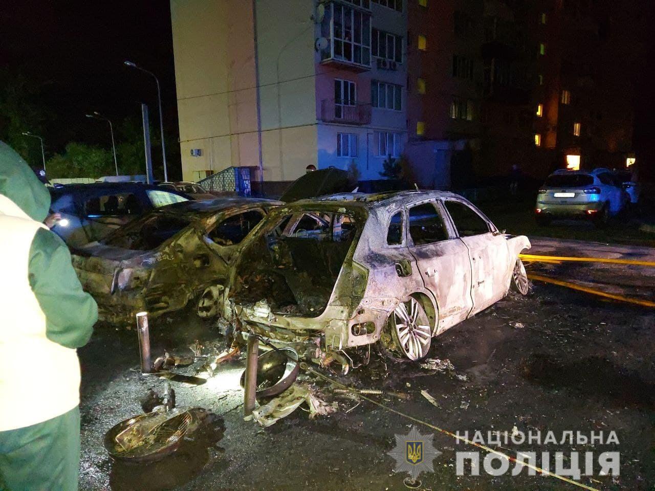 Полиция расследует ночной поджог иномарок в Харькове (фото)