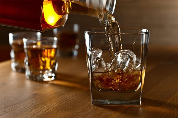 Профильный комитет ВРУ считает неудовлетворительной работу налоговиков по борьбе с теневым рынком алкоголя