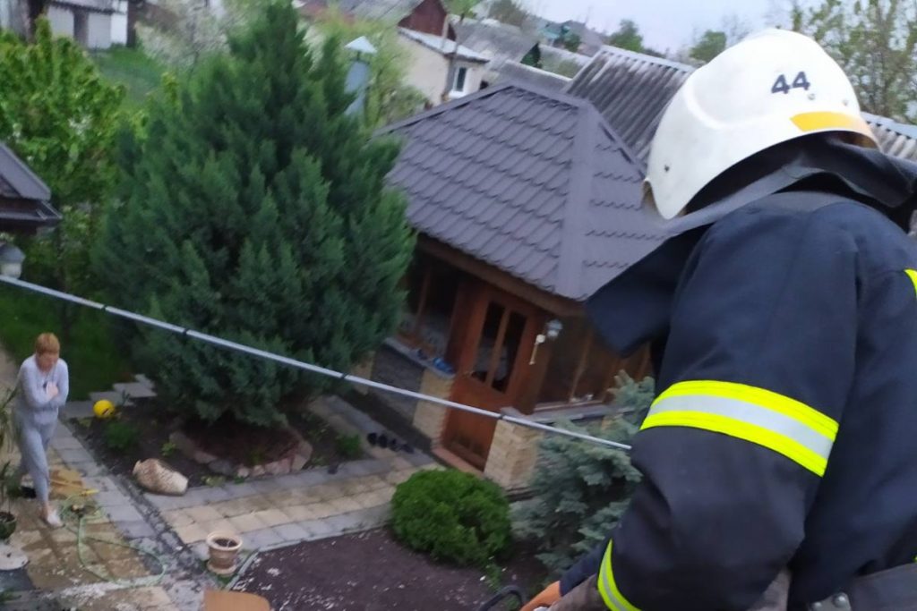 Харьковские спасатели ликвидировали пожар в частном доме (фото)