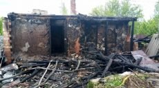 На Харьковщине сгорел частный дом с верандой (фото)
