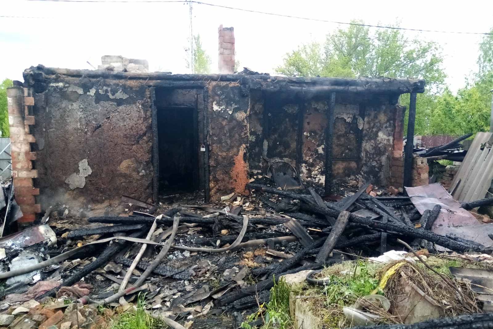 На Харьковщине сгорел частный дом с верандой (фото)