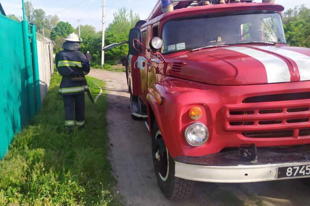 Под Харьковом на пожаре едва не погибла 90-летняя женщина (фото)