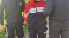 Житель Харьковщины, угрожая ножом, отобрал сбережения пенсионерки-односельчанки