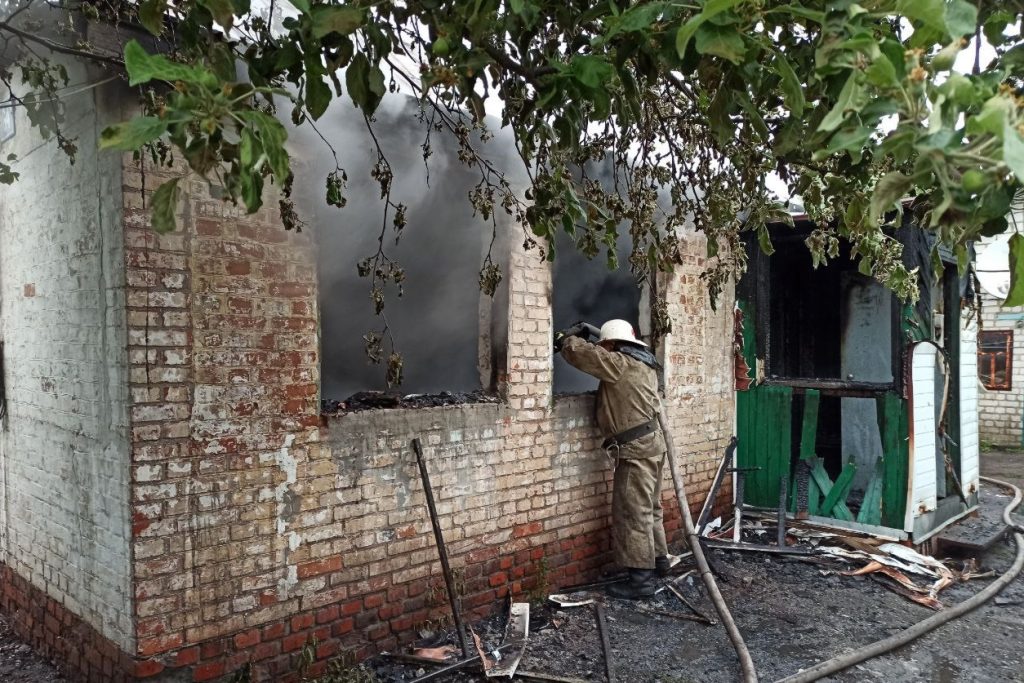 На Харьковщине во время тушения пожара нашли тело человека (фото)