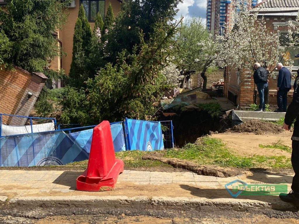 Прорыв водопровода в Харькове: подтопило дом ребенка, на улице образовался яр (фото)