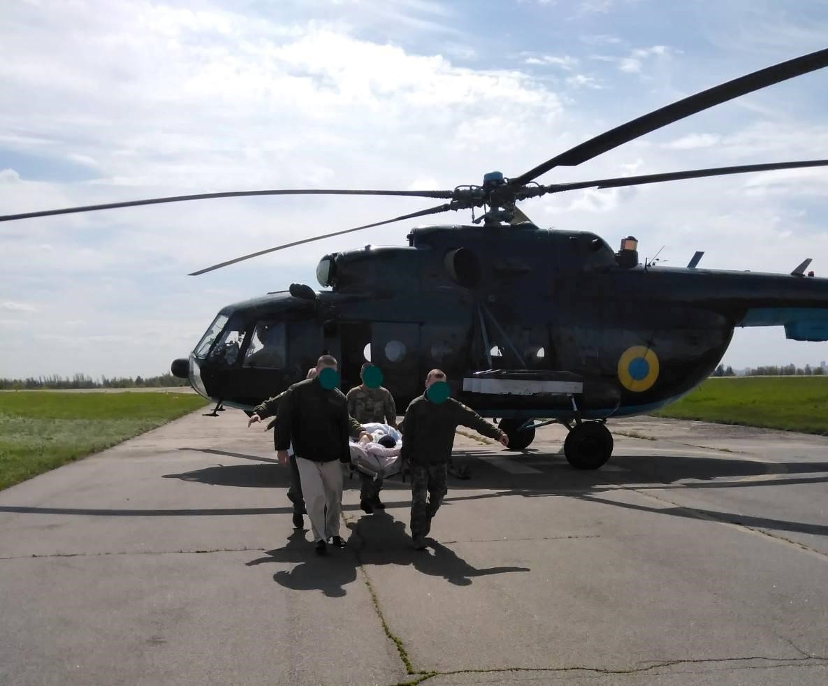 В харьковский военной госпиталь доставили раненого бойца из зоны ООС (фото)
