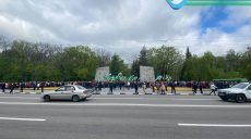 На Мемориале Славы в Харькове собрались сотни людей (фото, видео)