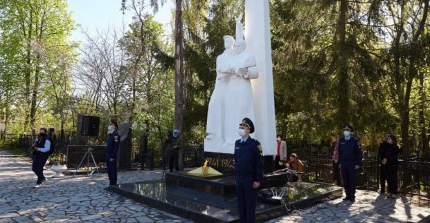 Харьковчане возложили цветы к могилам воинов-освободителей