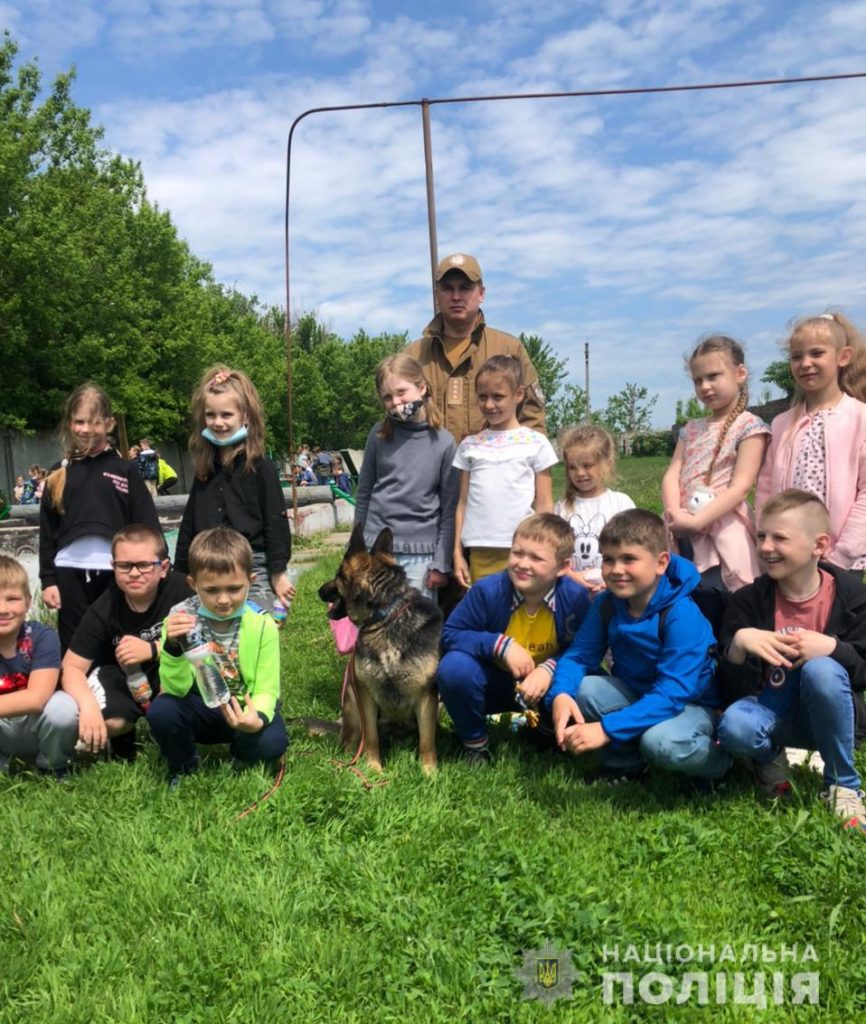 Харьковские школьники познакомились с полицейскими собаками (фоторепортаж)