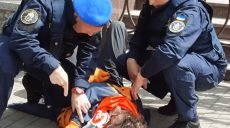 Активист пытался закидать дерьмом посольство Беларуси в Киеве (видео, фото)