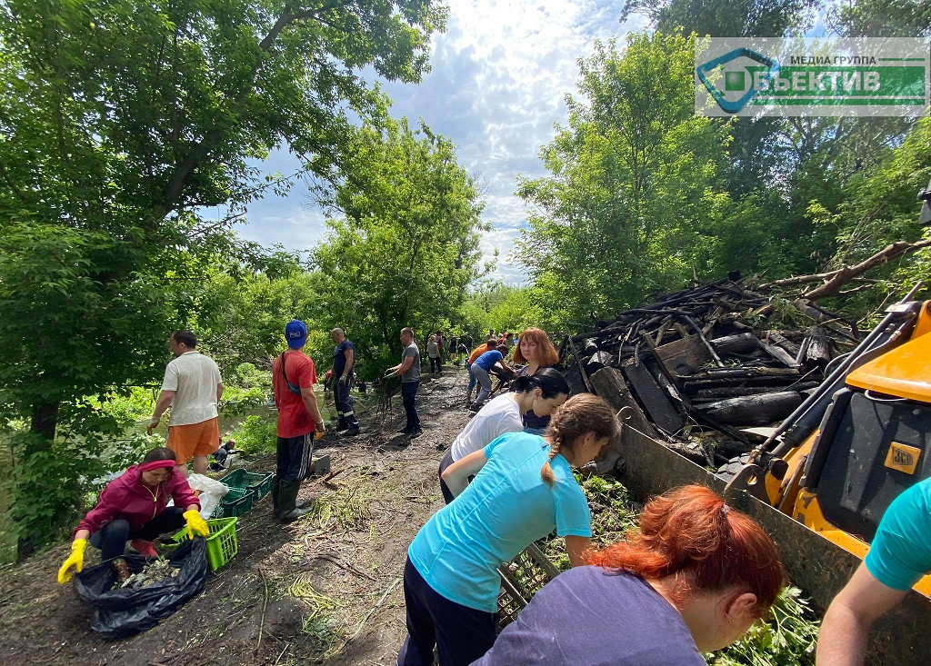 Наркотики, трупы собак и шприцы: экоактивисты убирают речку Уды (фоторепортаж)