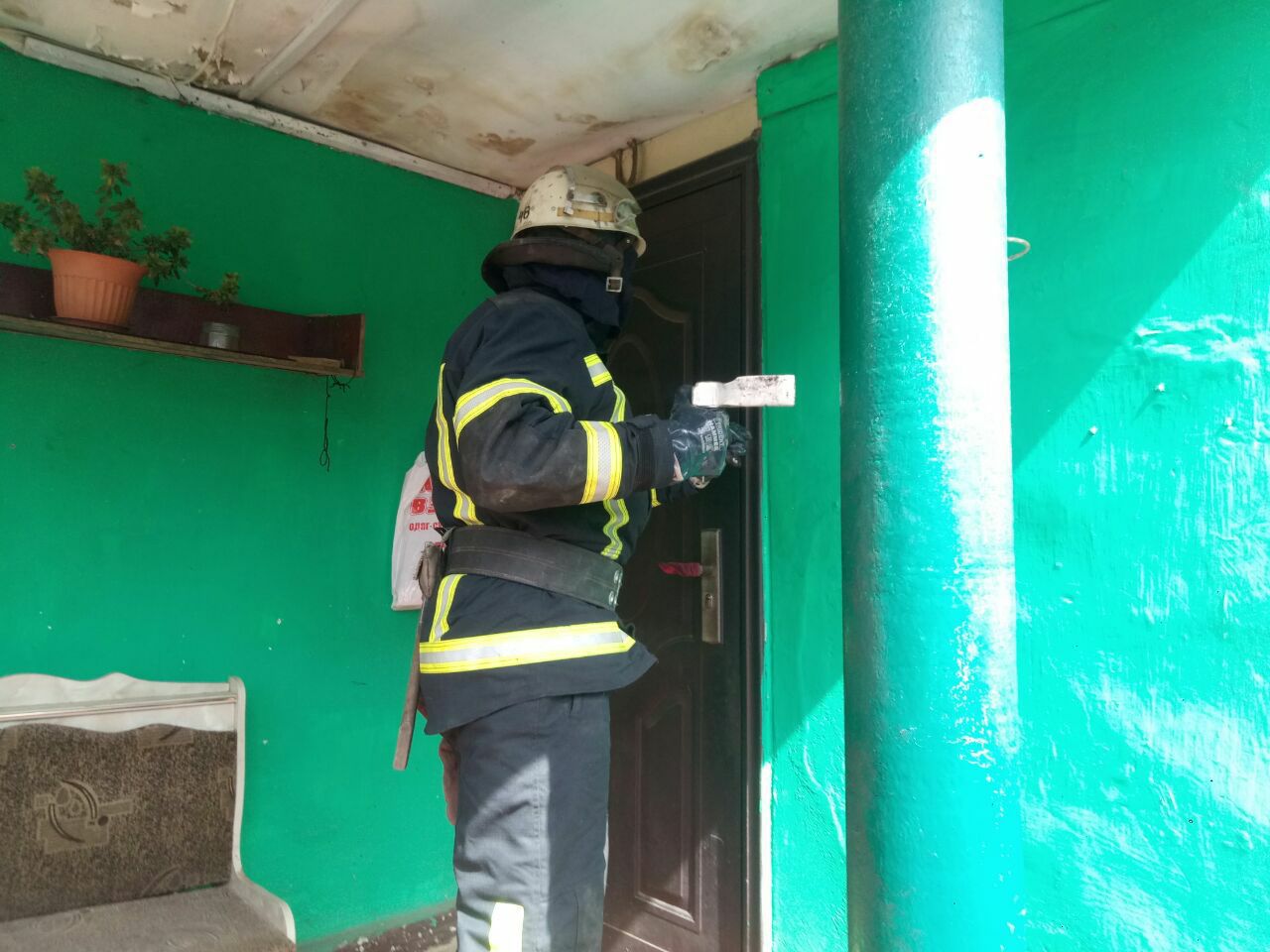 Харьковские спасатели помогли больной женщине (фото)