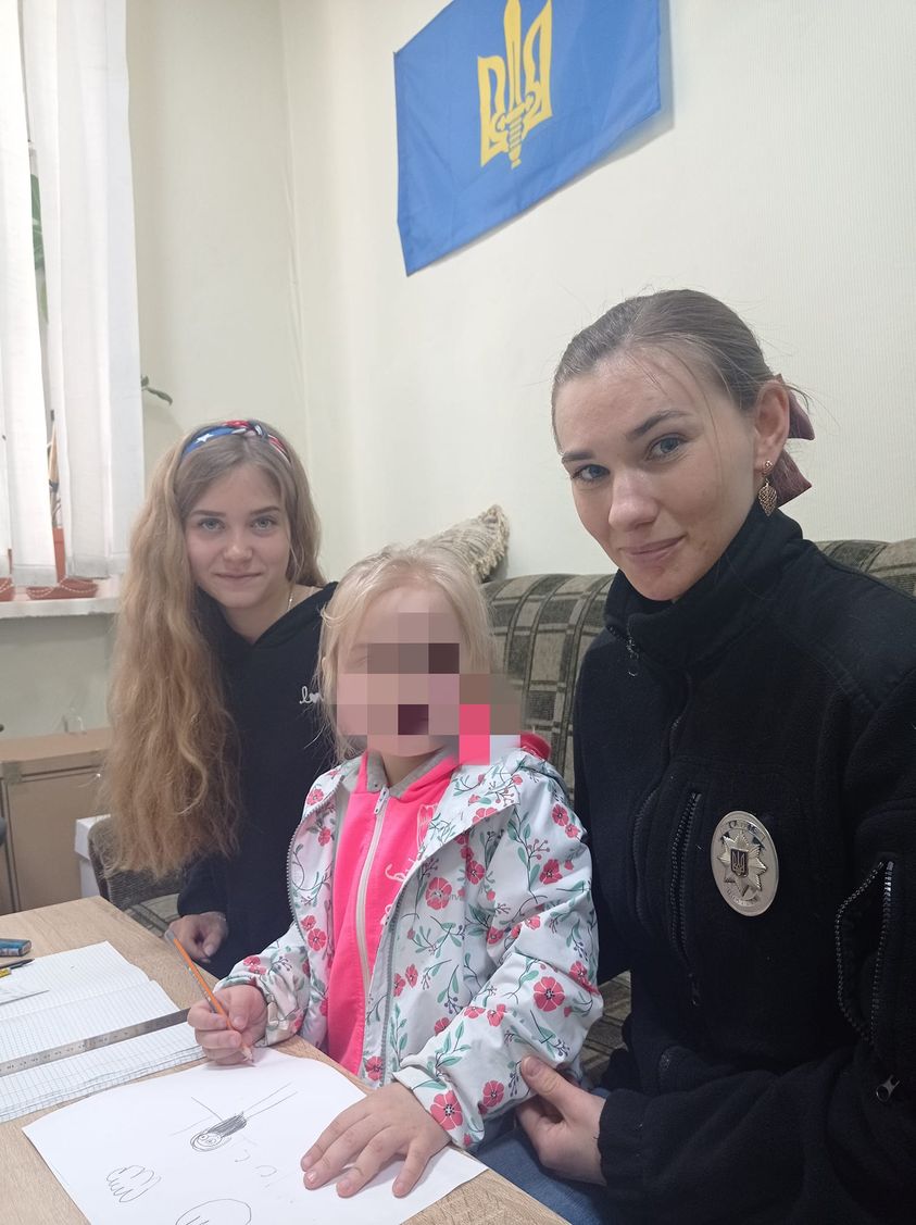 Полицейские нашли в парке Харькова маленькую девочку (фото)