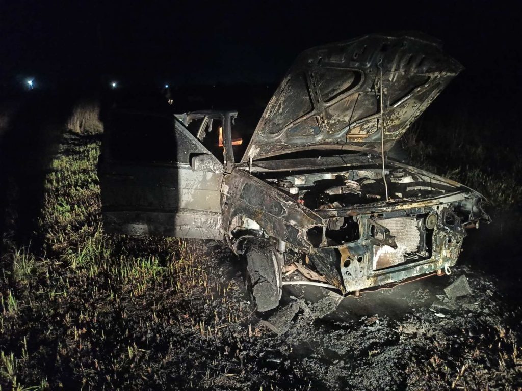 Спасатели потушили горящее авто (фото)