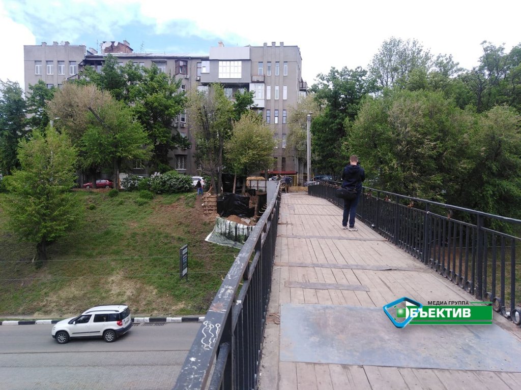 В Харькове готовят к реконструкции пешеходный мост (фоторепортаж)