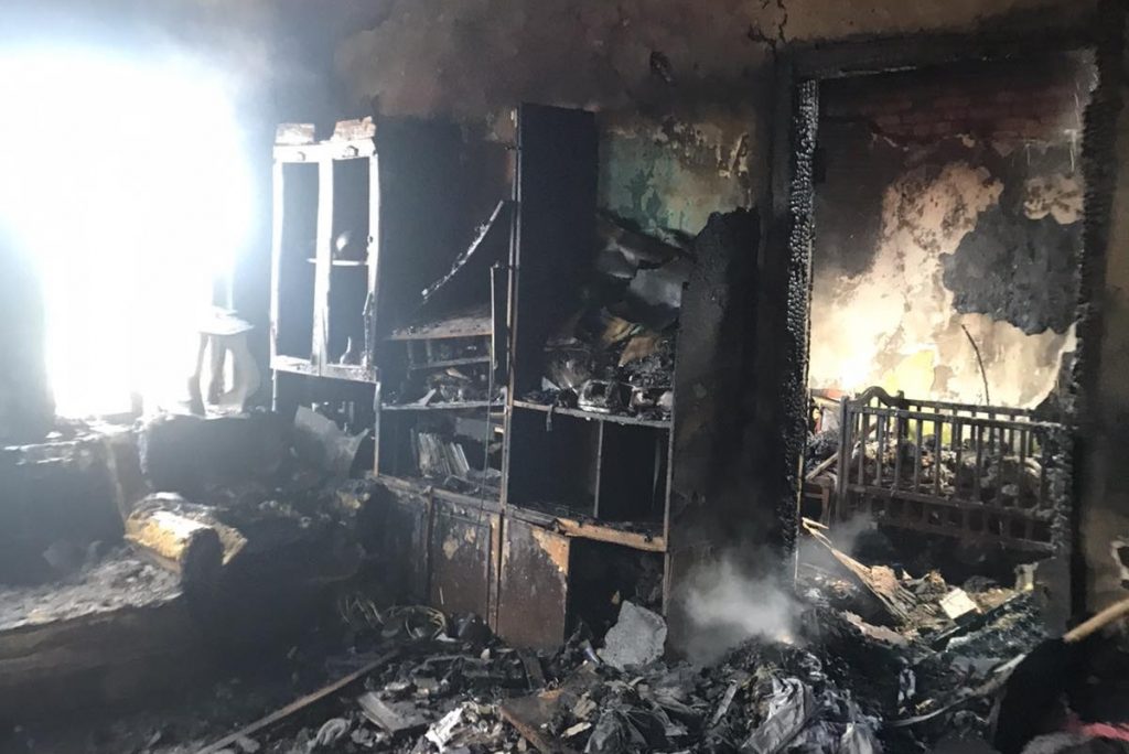 На Харьковщине выгорел большой жилой дом (фото)