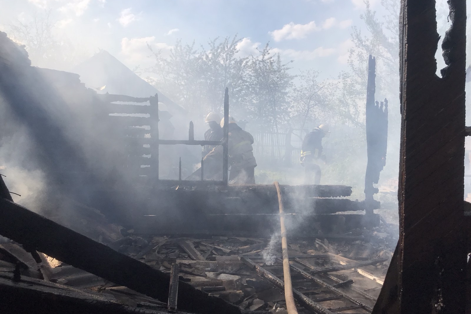 Из-за короткого замыкания проводки на Харьковщине сгорели 2 жилых дома (фото)