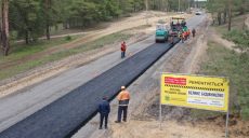 На дороге Изюм-Оскол укладывают выравнивающий слой