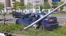 В Харькове водитель Mazda сбил столб (фото)