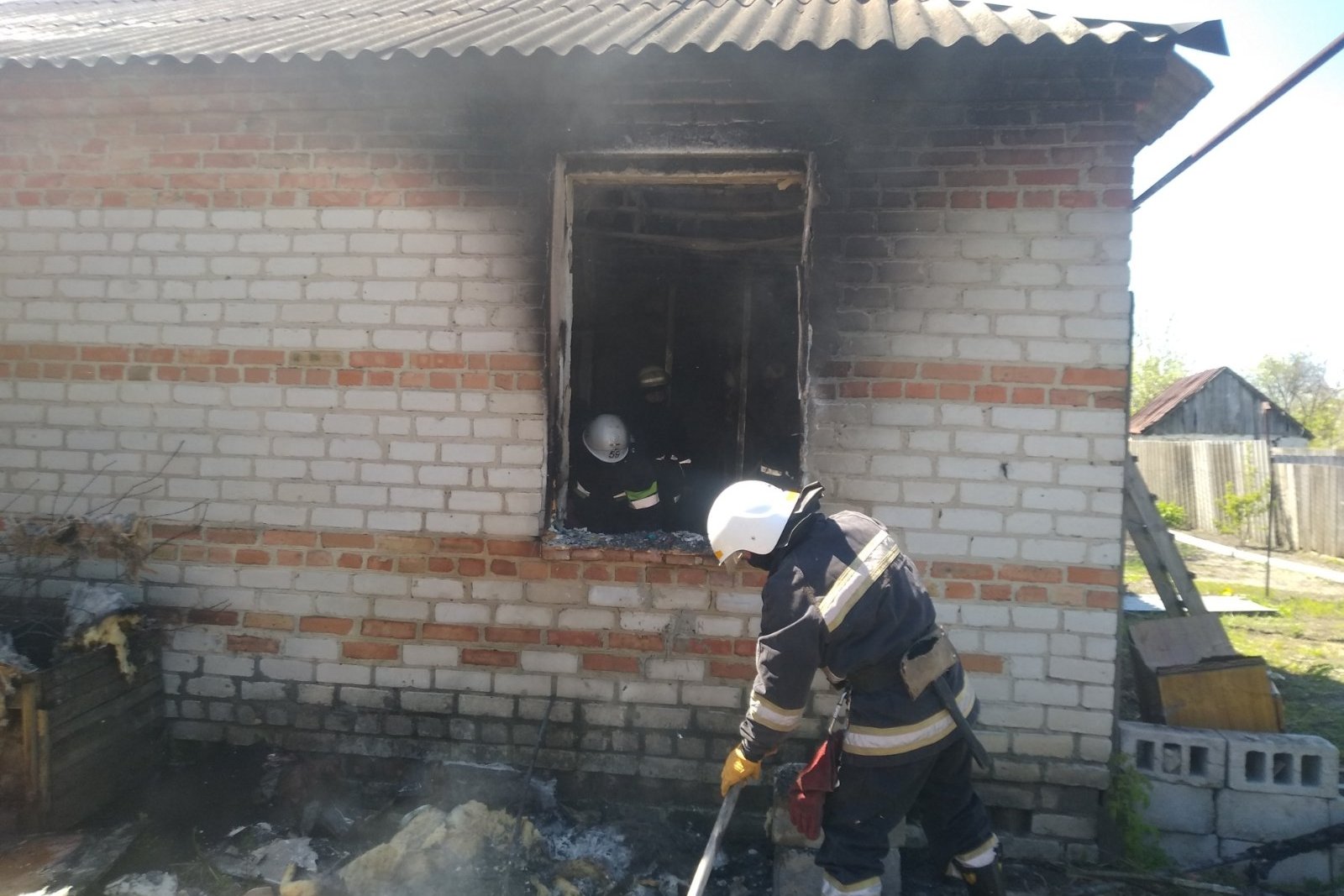 На Харьковщине частично сгорел жилой дом (фото)