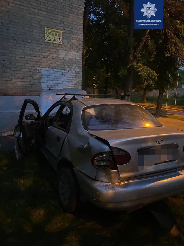 В Харькове автомобиль врезался в стену дома (фото)