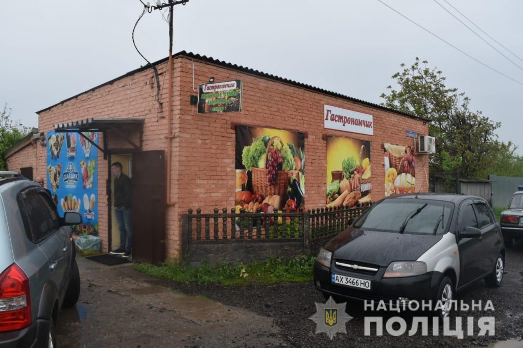 Харьковчанин с ножом пытался ограбить гастроном (видео грабежа)