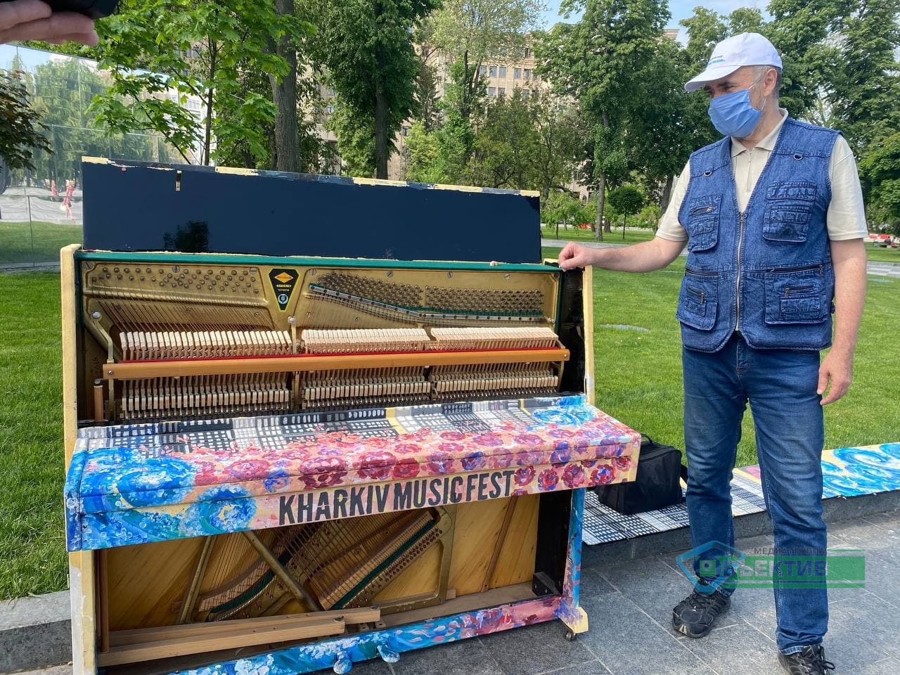 В Харькове на улицах установили расписные пианино (фото)