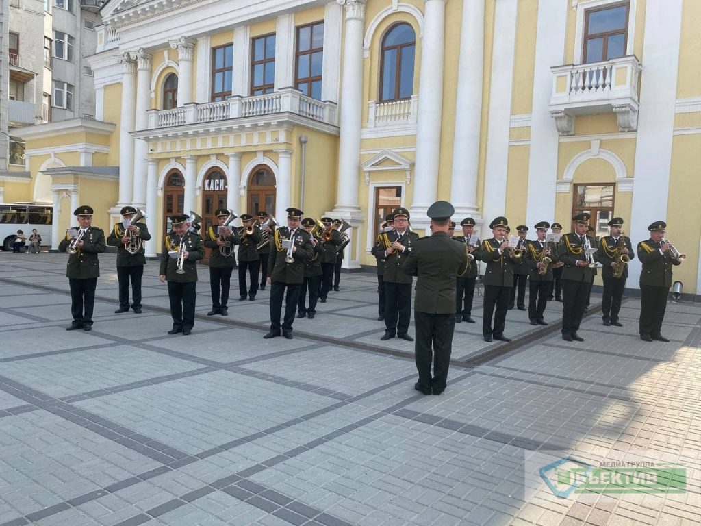 В центре Харькова играет военный оркестр (фото, видео)
