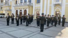 В центре Харькова играет военный оркестр (фото, видео)