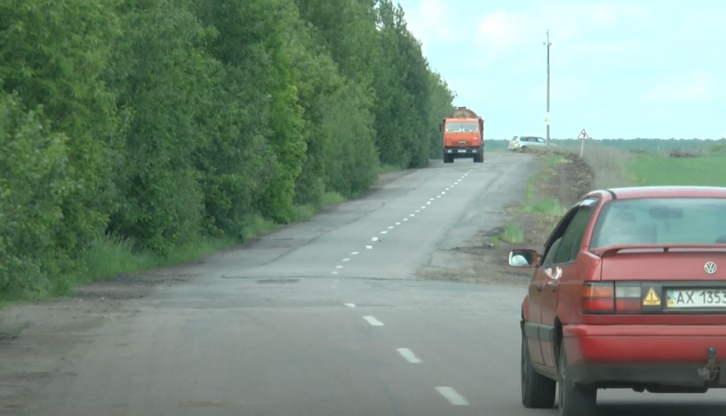 Чи добралися шляховики до «найкреативнішої» дороги Харківщини (відео)
