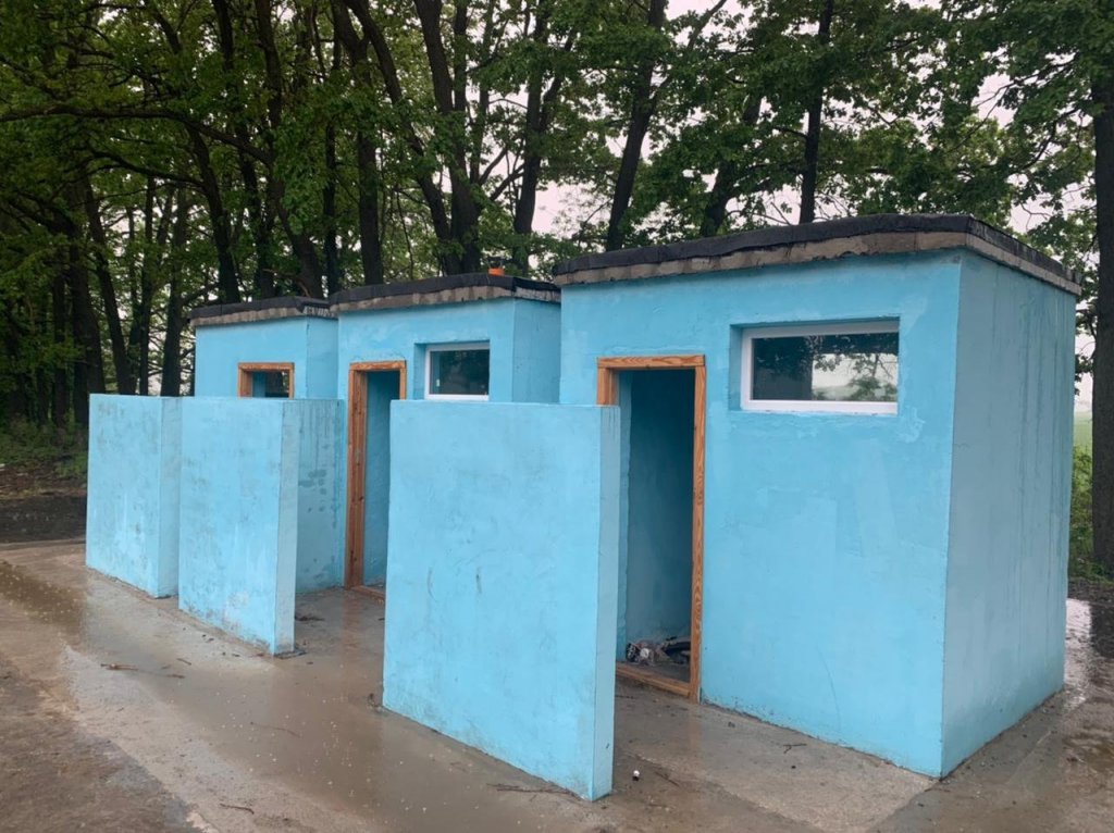 Харьковчане воруют люки из придорожных туалетов