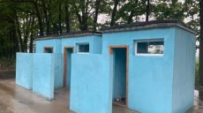 Харьковчане воруют люки из придорожных туалетов