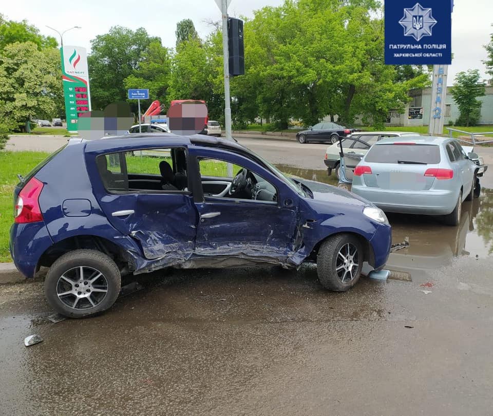 В Харькове столкнулись три автомобиля (фото)