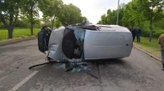 На Харьковщине водитель врезался в дерево, бросил иномарку и убежал (фото)