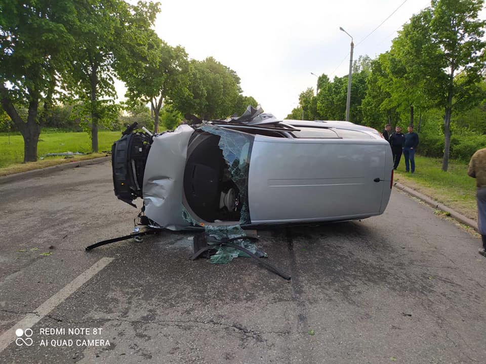 На Харьковщине водитель врезался в дерево, бросил иномарку и убежал (фото)